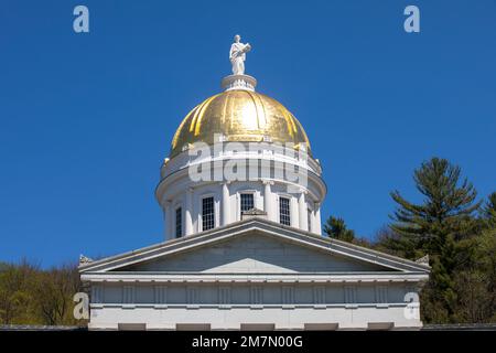 Vermont-Gouverneur Phil B. Scott, die Verteidigungsministerin der Republik Österreich Klaudia Tanner und Generalmajor Gregory Knight Adjutant General der Nationalgarde von Vermont trafen sich im Staatshaus, um den offiziellen Beginn ihrer militärischen Partnerschaft anlässlich einer Unterzeichnungszeremonie in Montpelier, Vermont, im Mai 11, zu würdigen. 2022. Die Staatspartnerschaft des Büros der Nationalgarde begann 1993 und umfasst nun mehr als 90 Länder und die Staatliche Nationalgarde. Vermont begann auch 1993 Partnerschaften mit Nordmazedonien und 2008 mit Senegal. Stockfoto