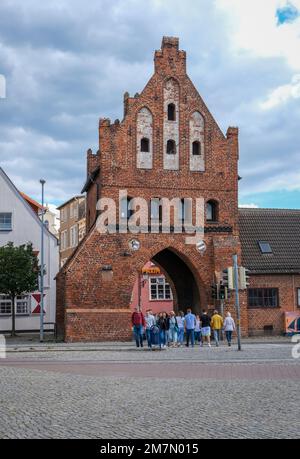 Stadttor, renovierte Altstadt, Hansestadt, Wismar, Mecklenburg-Vorpommern, Deutschland Stockfoto