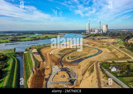 Dinslaken, Nordrhein-Westfalen, Deutschland - Emschermuendung in den Rhein. Rechts die Baustelle der neuen Emscher-Mündung am Stockfoto