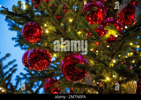 Weihnachtsbälle, rote Weihnachtsbälle auf einem Weihnachtsbaum, Detail Stockfoto