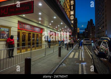 Blick auf den Eingang des Neil Simon Theaters mit MJ, dem Musical. Broadway Shows Konzept. New York. USA. Stockfoto