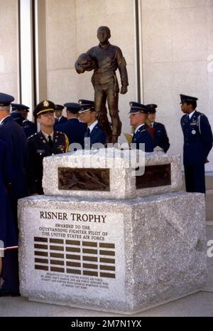 Eine Statue ist zu Ehren von Brigadegeneral Robinson Risner (USAF, Ret.) gewidmet. Während einer Zeremonie an der US Air Force Academy. Risner wurde 1965 über Nordvietnam abgeschossen und diente als Vizebefehlshaber des 4. Alliierten Kriegsgefangenenflügels, bis er 1973 in seine Heimat zurückgeführt wurde. Basis: Colorado Springs Bundesstaat: Colorado (CO) Land: Vereinigte Staaten von Amerika (USA) Stockfoto