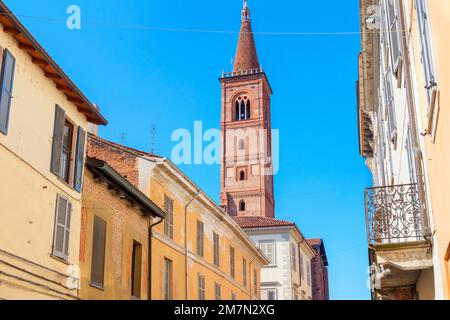 Altstadtstraße führt zur Kirche Santa Maria del Carmine, Pavia, Lombardei, Italien Stockfoto