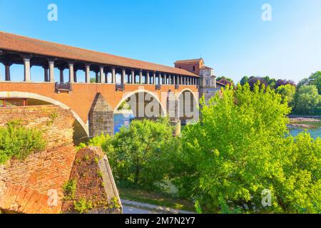 Ponte Coperto (überdachte Brücke), Pavia, Lombardei, Italien Stockfoto