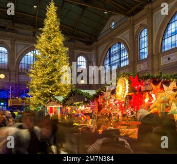 Weihnachtsmarkt am Züricher Hauptbahnhof Stockfoto