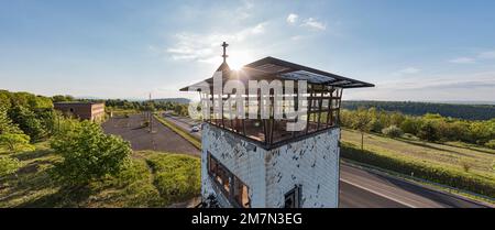 Deutschland, Thüringen, Meiningen, Henneberg, ehemaliger Grenzübergang Meiningen/Eußenhausen, ehemaliger Wachturm (Ruine), Sonne, Übersicht, Hintergrundbeleuchtung, Panoramafoto Stockfoto