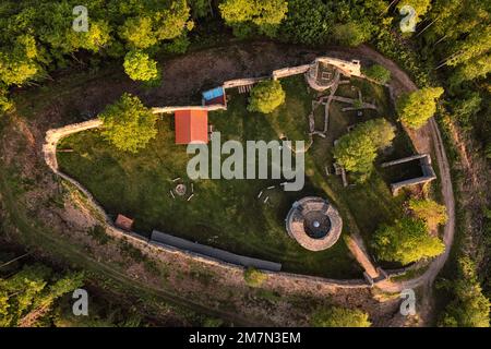 Deutschland, Thüringen, Meiningen, Henneberg, Burgruine Henneburg, Wände, Draufsicht, Luftaufnahme Stockfoto