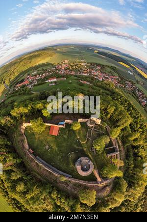 Deutschland, Thüringen, Meiningen, Henneberg, Burgruine Henneburg, Dorf, Draufsicht, Luftaufnahme Stockfoto