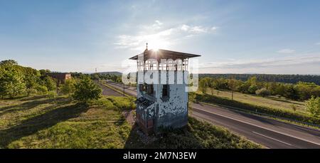 Deutschland, Thüringen, Meiningen, Henneberg, ehemaliger Grenzübergang Meiningen/Eußenhausen, ehemaliger Wachturm (Ruine), Sonne, Übersicht, Hintergrundbeleuchtung, Panoramafoto Stockfoto