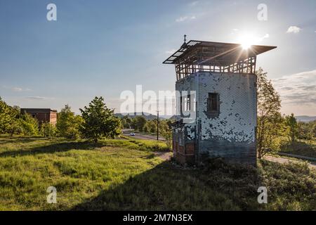 Deutschland, Thüringen, Meiningen, Henneberg, ehemaliger Grenzübergang Meiningen/Eußenhausen, ehemaliger Wachturm (Ruine), Sonne, Überblick, Hintergrundbeleuchtung Stockfoto