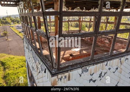 Deutschland, Thüringen, Meiningen, Henneberg, ehemaliger Grenzübergang Meiningen/Eußenhausen, Blick auf einen ehemaligen Wachturm (Ruine), kaputte Fensterscheiben, Hintergrundbeleuchtung Stockfoto