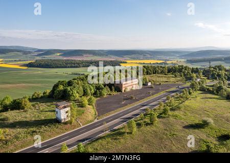 Deutschland, Thüringen, Meiningen, Henneberg, ehemaliger Grenzübergang Meiningen/Eußenhausen, ehemaliger Wachturm (Ruine), Sonne, Übersicht, Luftaufnahme Stockfoto