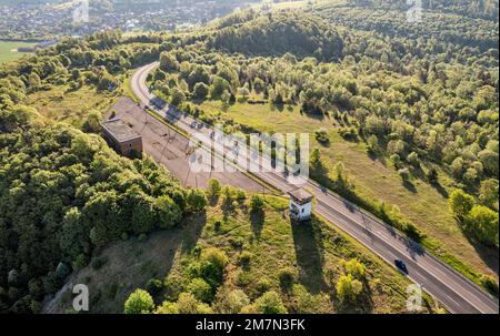 Deutschland, Thüringen, Meiningen, Henneberg, ehemaliger Grenzübergang Meiningen/Eußenhausen, ehemaliger Wachturm (Ruine), allgemeine Ansicht, schräge Ansicht, Luftaufnahme, Hintergrundbeleuchtung Stockfoto