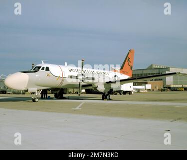 Linke Vorderansicht eines Marine TC-4C, Klassenraumflugzeug, das zum Training von Bombardiern und Navigatoren für Das A-6A Intruder-Flugzeug verwendet wird. Der TC-4C sitzt an der Fluglinie und ist an das Marine All-Weather Attack Squadron (Training) 202 angeschlossen. Basis: MCAS, Cherry Point Staat: North Carolina (NC) Land: Vereinigte Staaten von Amerika (USA) Stockfoto