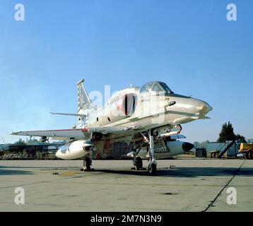 Eine rechte Vorderansicht eines Marine A-4M Skyhawk-Flugzeugs, das auf der Fluglinie sitzt. Die A-4M ist von Marine Light Attack Squadron 331 (VMAL-331). Basis: MCAS, Cherry Point Staat: North Carolina (NC) Land: Vereinigte Staaten von Amerika (USA) Stockfoto