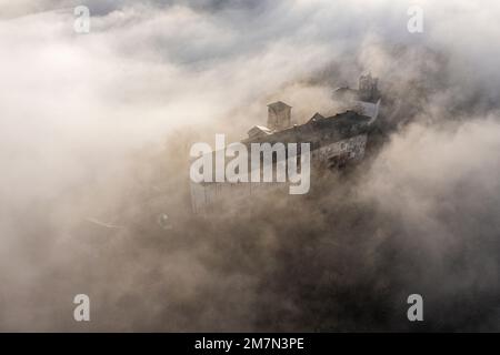 Deutschland, Thüringen, Schwarzburg, Burgruine, Barockschloss, kaisersaal (Hintergrund), Tallnebel, schräge Aussicht, Luftaufnahme Stockfoto