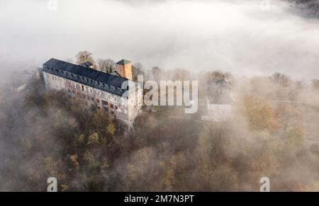 Deutschland, Thüringen, Schwarzburg, Burgruine, ehemaliges Barockschloss, kaiserhalle (rechts), Tallnebel, schräge Aussicht, Luftaufnahme Stockfoto