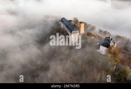 Deutschland, Thüringen, Schwarzburg, Burgruine, Barockschloss, kaiserhalle (rechts), Tallnebel, Übersicht, schräge Aussicht, Luftaufnahme Stockfoto