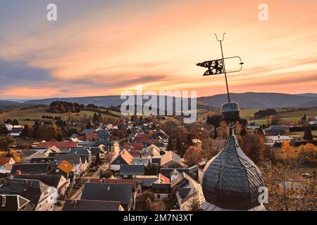 Deutschland, Thüringen, Königsee, Oberhain, Wetterfahne, kirchturm, Dorf, Morgengrauen, Übersicht, Hintergrundbeleuchtung Stockfoto