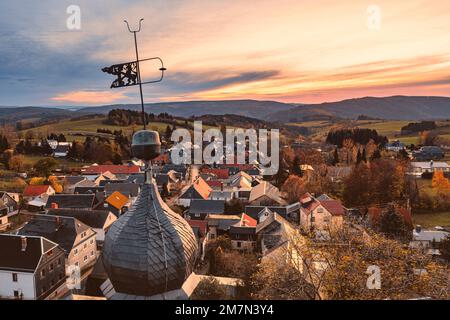 Deutschland, Thüringen, Königsee, Oberhain, Wetterfahne, kirchturm, Dorf, Morgengrauen, Übersicht, Hintergrundbeleuchtung Stockfoto