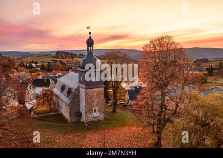 Deutschland, Thüringen, Königsee, Oberhain, Kirche, Dorf, Morgengrauen, Überblick, Hintergrundbeleuchtung Stockfoto