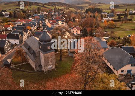 Deutschland, Thüringen, Königsee, Oberhain, Kirche, Dorf, Morgengrauen, Übersicht Stockfoto