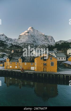 Nusfjord, Fischerdorf, Lofoten, Nordland, Norwegen, Gelbes Haus Stockfoto