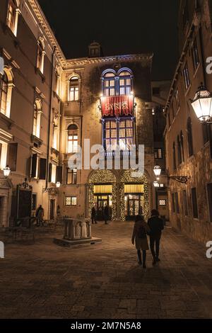 Venedig, Italien 6. Januar 2023: Außenansicht des Casinos von venedig bei Nacht Stockfoto