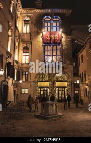 Venedig, Italien 6. Januar 2023: Außenansicht des Casinos von venedig bei Nacht Stockfoto