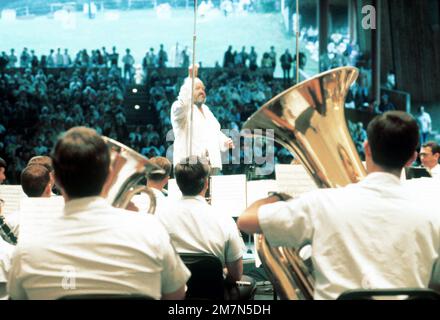 William Conrad ist Gastdirigent während einer US-amerikanischen Air Force Konzert auf der Wolf Trap Farm. Basis: Fairfax Bundesstaat: Virginia (VA) Land: Vereinigte Staaten von Amerika (USA) Stockfoto