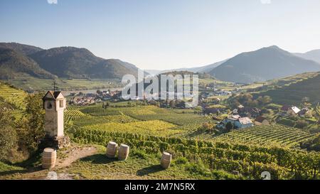 Schrein und Weinfässer am Roten Tor, Blick über die Weinberge nach Spitz, Wachau, Niederösterreich, Österreich Stockfoto