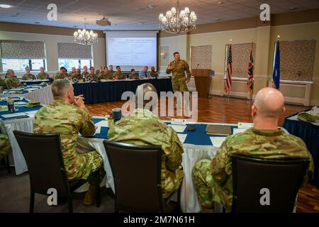 USA Air Force Oberst Brian Filler, 501. Kampfstützungskommandant, spricht mit Führern der 501. CSW auf der RAF Alconbury, England, 5. Mai 2022. Filler hielt einleitende Bemerkungen für die Leadership Conference, die sich auf die berufliche Entwicklung konzentrierte, indem sie Erkenntnisse aus verschiedenen Erfahrungen und Herausforderungen teilte. Stockfoto