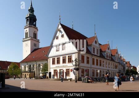 Altes Rathaus und Turm der Stadtkirche St. Marien in der Altstadt von Celle, Celle, Lüneburger Heide, Niedersachsen, Deutschland Stockfoto