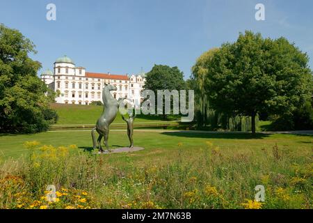 Blick auf den Schlosspark mit der Skulptur Hallion Euphony und das Herzogsschloss Celle, Celle, Lüneburger Heide, Niedersachsen, Deutschland Stockfoto