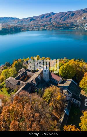 Blick aus der Vogelperspektive auf den Sacro Monte von Orta am Orta-See im Herbst. Orta Lake, Provinz Novara, Piedmont, Italien. Stockfoto