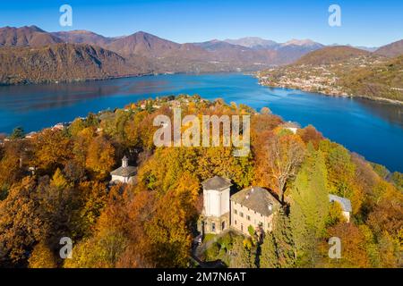 Luftaufnahme der Kapellen des Sacro Monte von Orta am Orta-See im Herbst. Orta Lake, Provinz Novara, Piedmont, Italien. Stockfoto