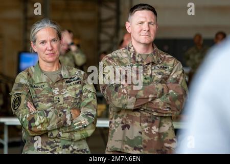 USA Generalmajor der Armee Jami Shawley, neuer kommandierender General der Combined Joint Task Force - Horn von Afrika (CJTF-HOA) und der USA Armeebrig. General Stephen Case, stellvertretender Generalkommandant der CJTF-HOA, hört sich einen Auftrag während des 2022. Ostafrikanischen Sicherheitsforums (EASF) in Camp Lemonnier, Dschibuti, am 11. Mai 2022 an. Mehr als 50 behördenübergreifende Regierungsbeamte der USA, die in mehr als 10 Ländern Ostafrikas tätig sind, nahmen an der EASF Teil. Während des Forums Vertreter der USA State Department, Department of Defense, der US Agency for International Development (USAID) und der National Stockfoto