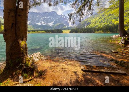 Luftaufnahme des gehobenen Fusine Lake mit Mount Mangart im Hintergrund. Fusine Lakes Natural Park, Tarvisio, Provinz Udine, Friaul-Julisch Venetien, Italien. Stockfoto