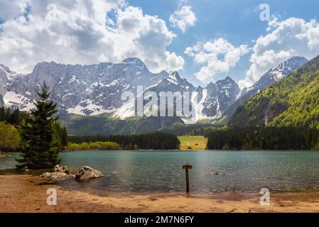 Luftaufnahme des gehobenen Fusine Lake mit Mount Mangart im Hintergrund. Fusine Lakes Natural Park, Tarvisio, Provinz Udine, Friaul-Julisch Venetien, Italien. Stockfoto