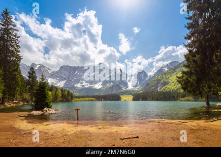 Luftaufnahme des gehobenen Fusine Lake mit Mount Mangart im Hintergrund. Fusine Lakes Natural Park, Tarvisio, Provinz Udine, Friaul-Julisch Venetien, Italien. Stockfoto