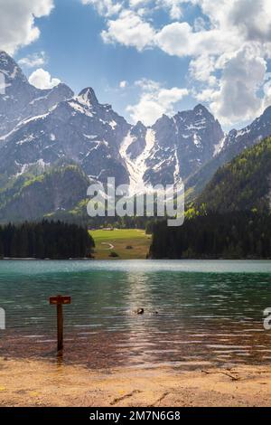 Luftaufnahme des gehobenen Fusine Lake mit Mount Mangart im Hintergrund. Fusine Lakes Natural Park, Tarvisio, Provinz Udine, Friaul-Julisch Venetien, Italien. Stockfoto