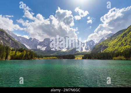 Luftaufnahme des gehobenen Fusine Lake mit Mount Mangart im Hintergrund. Fusine Lakes Natural Park, Tarvisio, Provinz Udine, Friaul-Julisch Venetien, Italien. Stockfoto