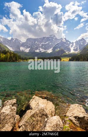 Luftaufnahme des gehobenen Fusine Lake mit Mount Mangart im Hintergrund. Fusine Lakes Natural Park, Tarvisio, Provinz Udine, Friaul-Julisch Venetien, Italien. Stockfoto