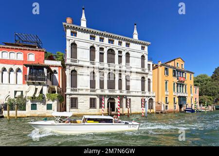 Ein Motorboot fährt an prächtigen Häusern auf dem Canale Grande in Venedig vorbei Stockfoto