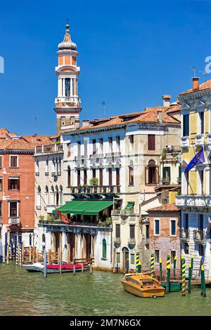 Herrliche Häuser entlang des Canale Grande in Venedig Stockfoto