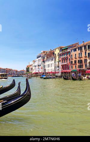 Drei Gondeln auf dem Canale Grande in Venedig Stockfoto