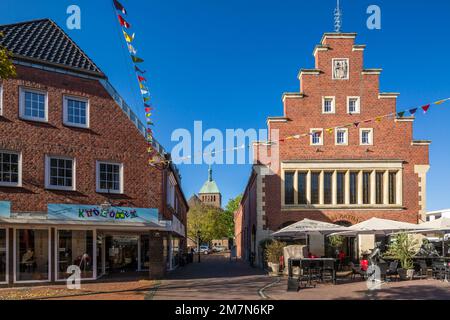 Deutschland, Vreden, Berkel, Westmünsterland, Münsterland, Westfalen, Nordrhein-Westfalen, Altes Rathaus Vreden auf dem Markt mit Silhouettenmuseum und Musikschule und Café, auf der Rückseite der katholischen Gemeindekirche St. George auf dem Kirchenplatz Stockfoto