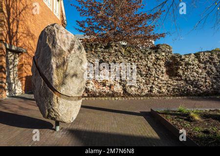 Deutschland, Vreden, Berkel, Westmünsterland, Münsterland, Westfalen, Nordrhein-Westfalen, Überreste der Stadtmauer am Rathaus, ehemaliges Fürstenbischof-Schloss Vreden Stockfoto