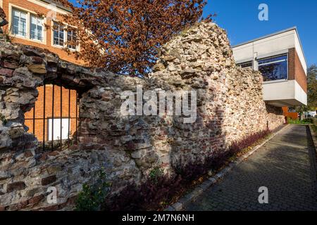 Deutschland, Vreden, Berkel, Westmünsterland, Münsterland, Westfalen, Nordrhein-Westfalen, Überreste der Stadtmauer am Rathaus, ehemaliges Fürstenbischof-Schloss Vreden Stockfoto