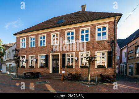 Deutschland, Vreden, Berkel, Westmünsterland, Münsterland, Westfalen, Nordrhein-Westfalen, Haus Terrahe an der Königstraße, historisches Restaurant, Ziegelgebäude, Spätklassizismus Stockfoto